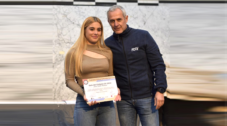 Leyre Toledo reconocida por la FCCV en la Gala del Ciclisme CV 2022 por sus resultados en la pasada temporada